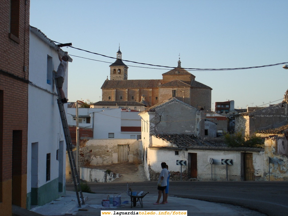 Vista de la Iglesia Parroquial desde la calle Arrabal, a la altura de la peligrosa curva de la antigua carretera de Andalucía. Agosto de 2006