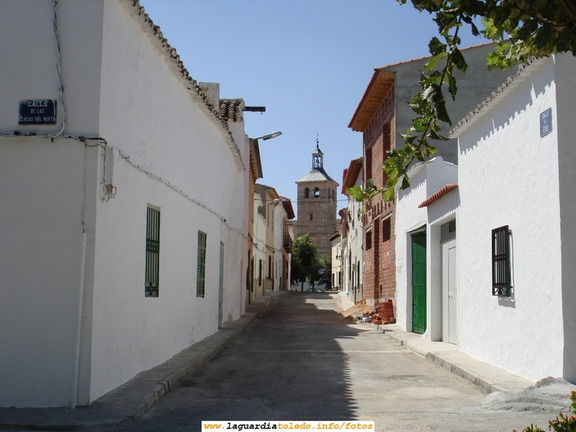 Vista de la Iglesia Parroquial en la confluencia de la Calle del Toro y las Cercas del Norte. Verano de 2006