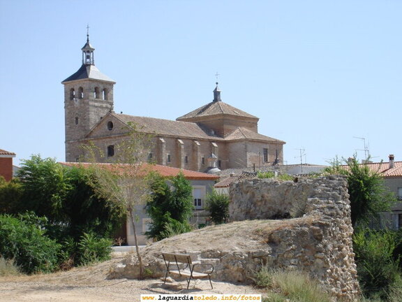 Foto del Castillo y la Iglesia en la misma toma fotográfica. 23 de Agosto de 2006