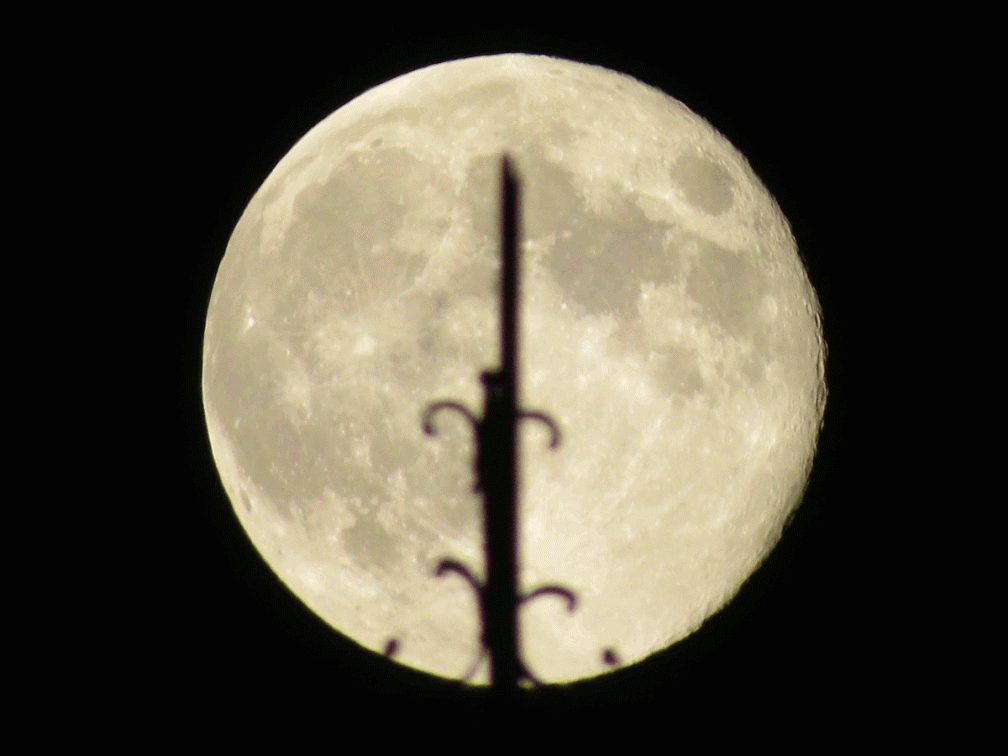 Los restos de la bandera de los quintos que puso Pablo Goma y la luna llena del 21 de agosto