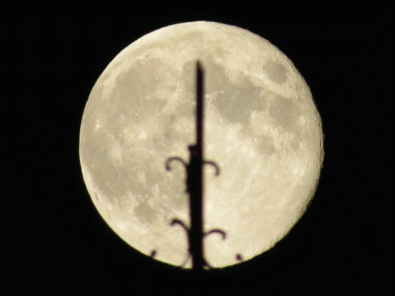 Los restos de la bandera de los quintos que puso Pablo Goma y la luna llena del 21 de agosto