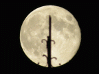 Los restos de la bandera de los quintos que puso Pablo Goma y la luna llena del 21 de agosto