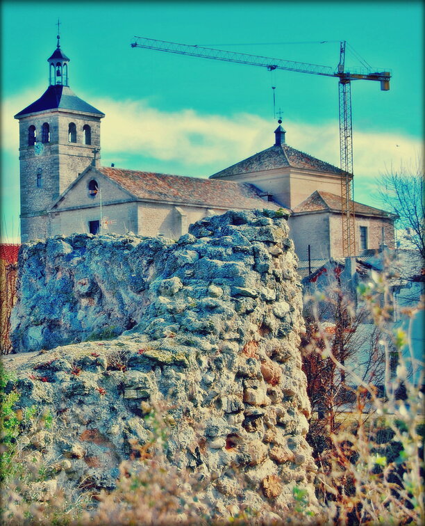 Vista de la iglesia y del castillo