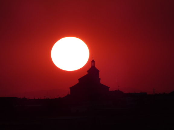 Foto puesta de Sol sobre iglesia de la Guardia en taller fotografia Juan Luis Redajo