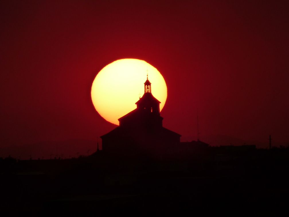 Foto puesta de Sol sobre iglesia de la Guardia en taller fotografia Juan Luis Redajo