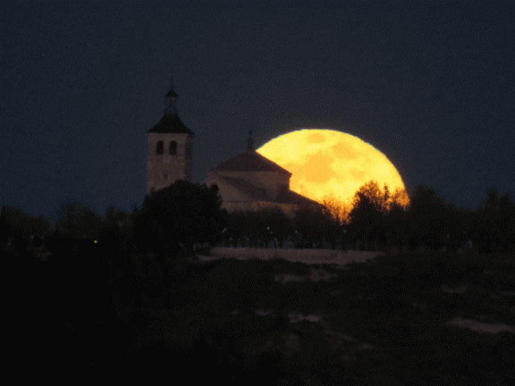 La Iglesia y la luna llena el Sábado Santo de 2015