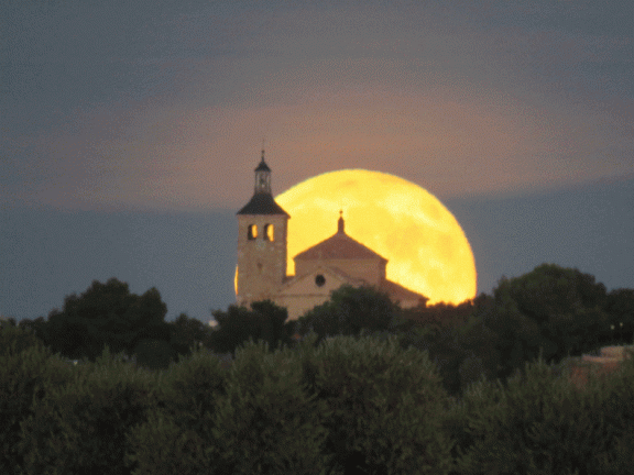 Salida de la luna llena de agosto de 2016 por la Iglesia