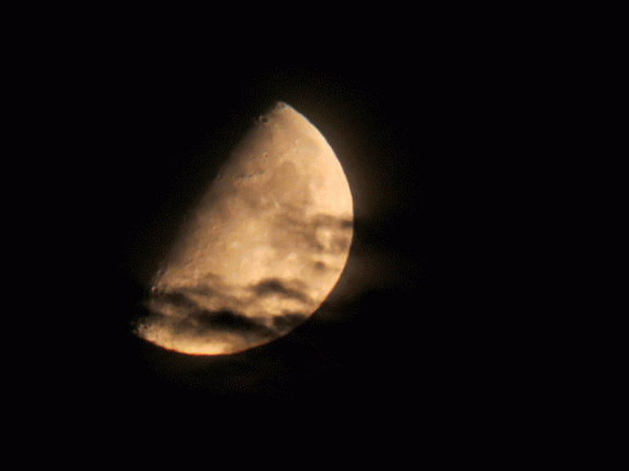 Gif animado formado por la unión de 95 fotos de la puesta de la luna en cuarto creciente por la Iglesia