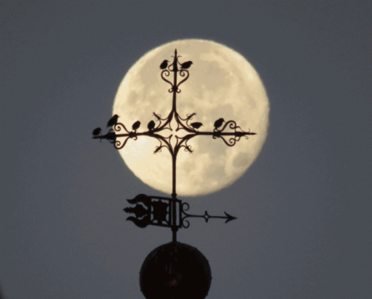 La puesta de la luna llena al amanecer en el día de la Virgen Milagrosa
