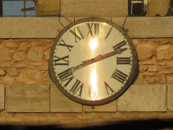El reloj de la Iglesia reflejando la luz solar el día de cambio de hora de otoño. 30-10-2016