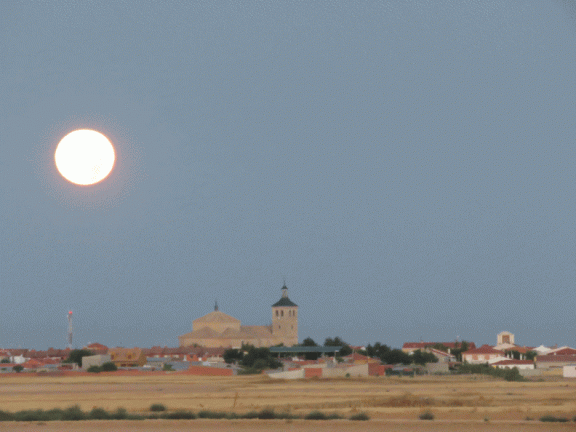Puesta de la luna llena de agosto de 2016 por la Iglesia