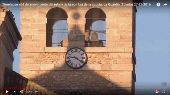 El reloj de la Iglesia fotografiado el día 27/12/2016 a las 9:20 a través de un frame de un timelapse de vídeo y el día 27/12/2017 a las 9:20 a través de una fotografía