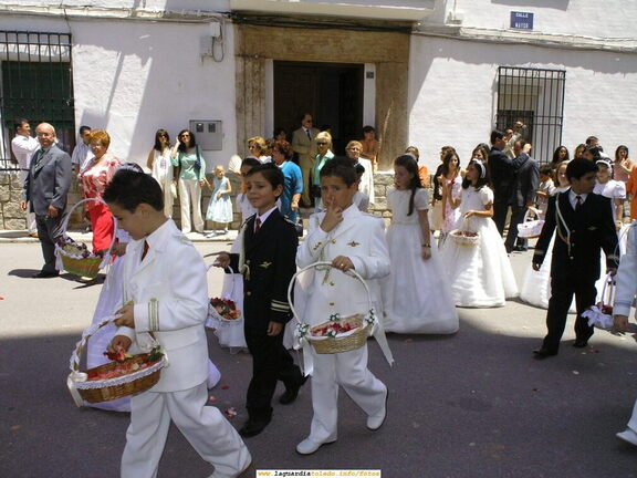 Corpus Christi 2006. Procesión con los niños que han hecho la comunión este año