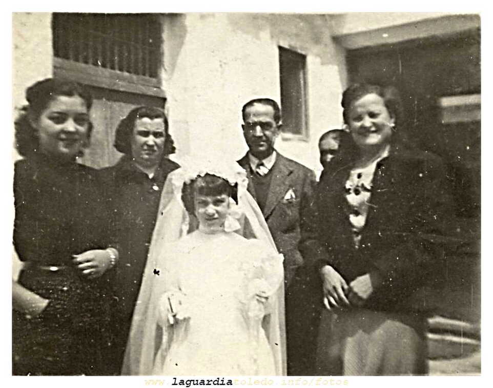 Luci Orgaz (hija del Pepe el de La Mada), Elvira Potenciano, Paulino Martínez, Mari la chorrillas, Margarita Potenciano y en el centro Pilar Martínez el día de su comunión (Mayo 1945)