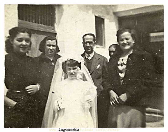 Luci Orgaz (hija del Pepe el de La Mada), Elvira Potenciano, Paulino Martínez, Mari la chorrillas, Margarita Potenciano y en el centro Pilar Martínez el día de su comunión (Mayo 1945)