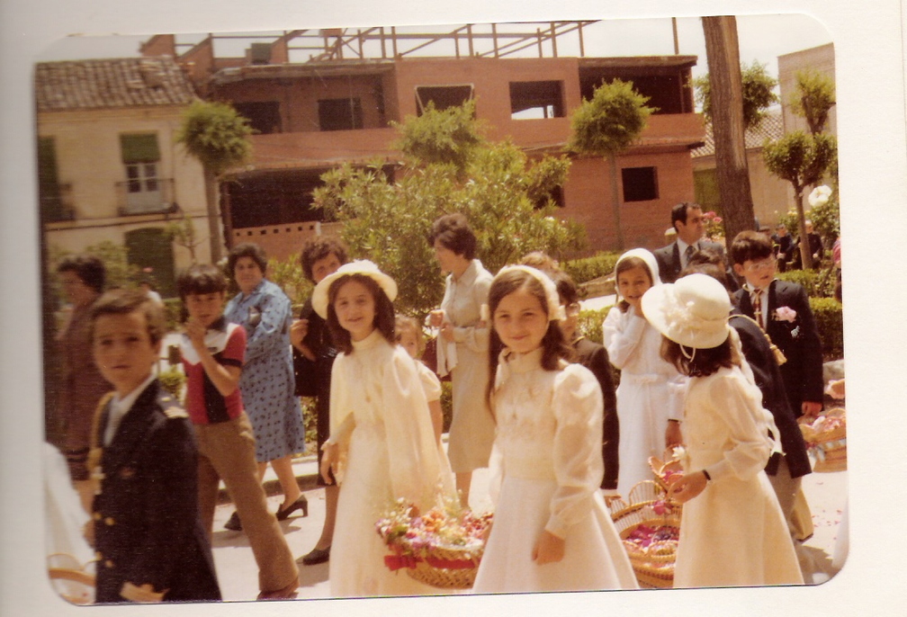 procesion día del Corpus por las calles del pueblo años 70