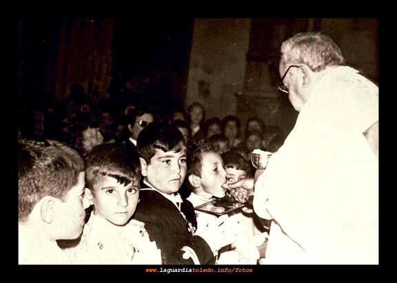 1971 Primera comunión de Félix Martín, Juan López, Pedro y Manolo de manos de D. Francisco Bustos