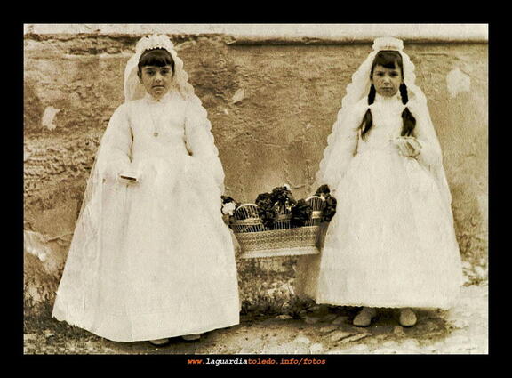 1968 Primera comunión de Gloria Gúzman y Josefa Orgaz.