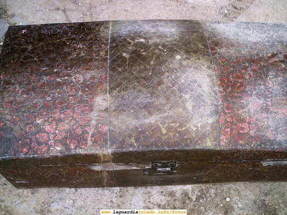 Taller de restauración de muebles antiguos de la Asociación de Mujeres "La Rosaleda".Restauración de un viejo baúl (1/3)