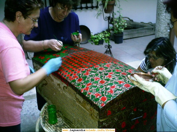 Taller de restauración de muebles antiguos de la Asociación de Mujeres "La Rosaleda".Restauración de un viejo baúl (2/3)