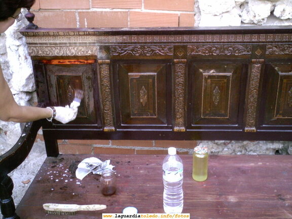 Taller de restauración de muebles antiguos de la Asociación de Mujeres "La Rosaleda". Restauración de una "banca".