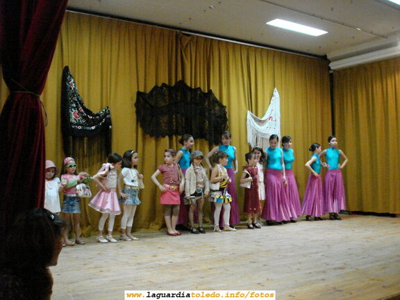 10 de Marzo de 2007. Desfile de moda infantil del grupo de baile de la Asociación Cultural dirigido por Esperanza Alvarez organizado por la Asociación de Mujeres "La Rosaleda" en el marco de los actos del Día de la Mujer Trabajadora