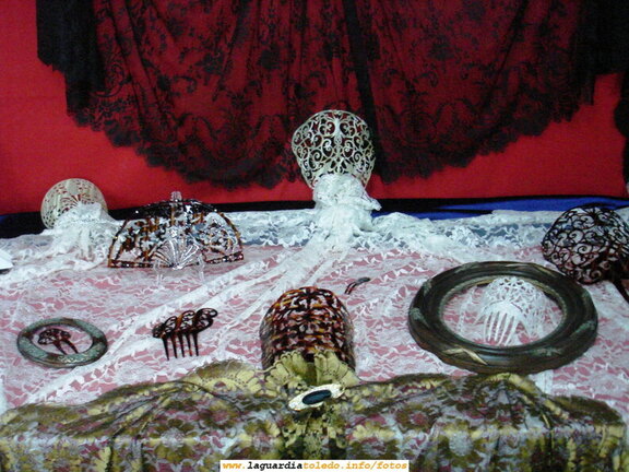 26-09-07. Exposición de peinetas en la Casa de Los Jaenes organizado por la asociación de mujeres "La Rosaleda"