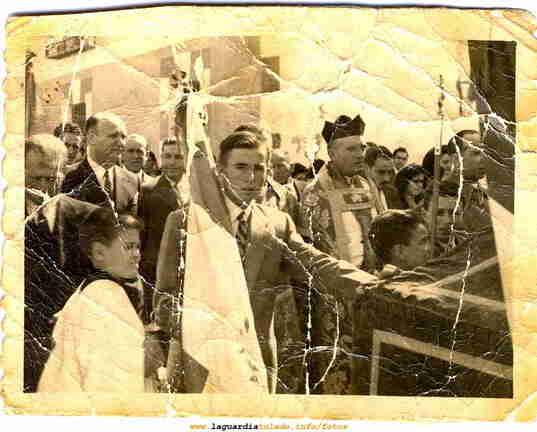 Julian Redajo en una procesión en las fiestas del Santo Niño hacia 1945.
