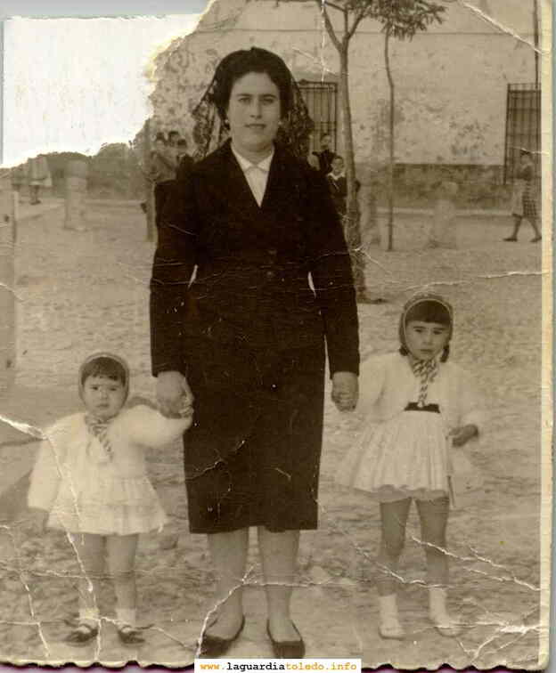 Milagros Santiago Valero e hijas en el pretil de la Iglesia. Alrededor de 1960.