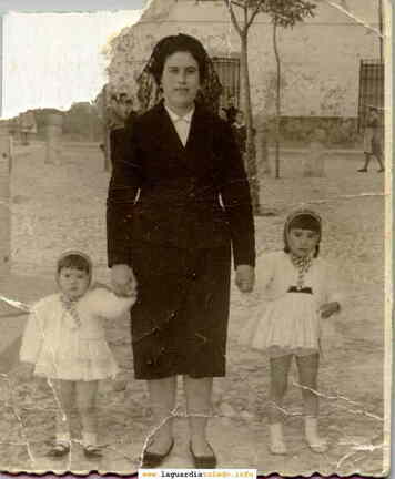 Milagros Santiago Valero e hijas en el pretil de la Iglesia. Alrededor de 1960.