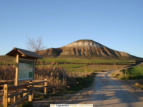 11 de Marzo de 2007. El cerro de Las Maricas desde el Merendero de la Ruta de Don Quijote