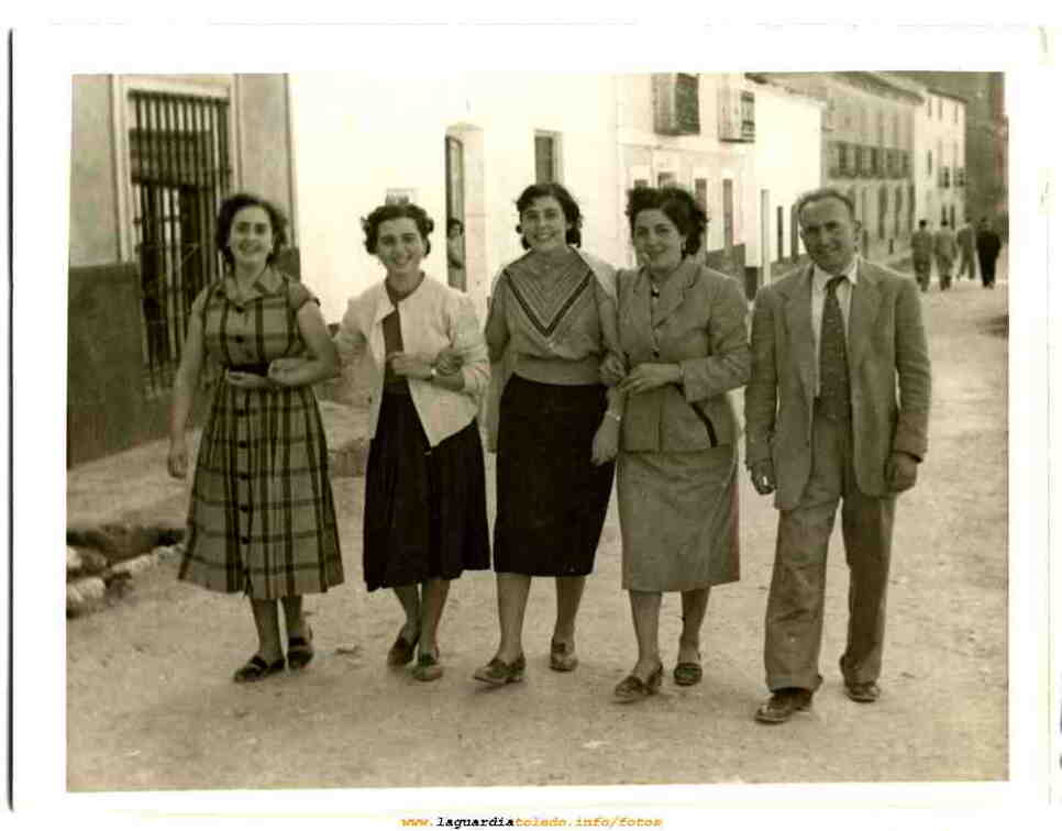 Grupo de amigos paseando por la calle Mayor ?