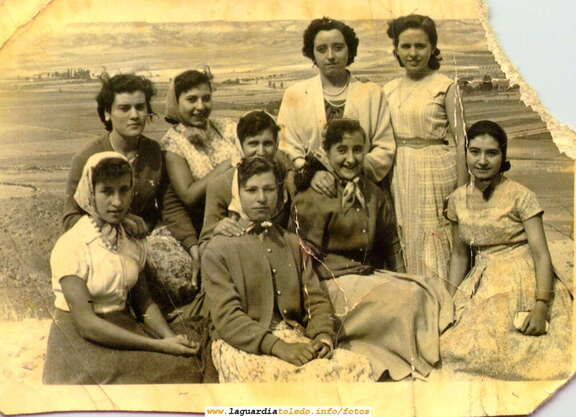 Cuadrilla de mozas en el Santo Niño. Años 60
