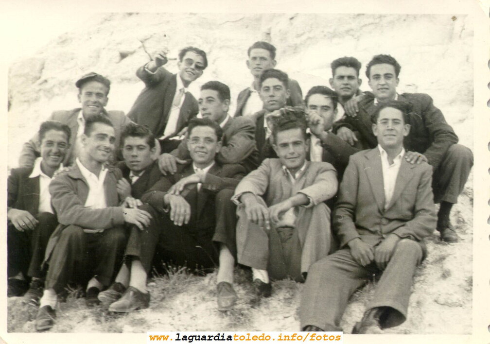 Cuadrilla de mozos en el Santo Niño. Años 60