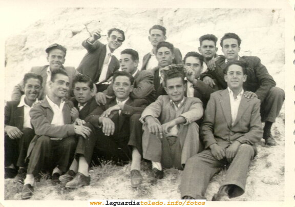 Cuadrilla de mozos en el Santo Niño. Años 60