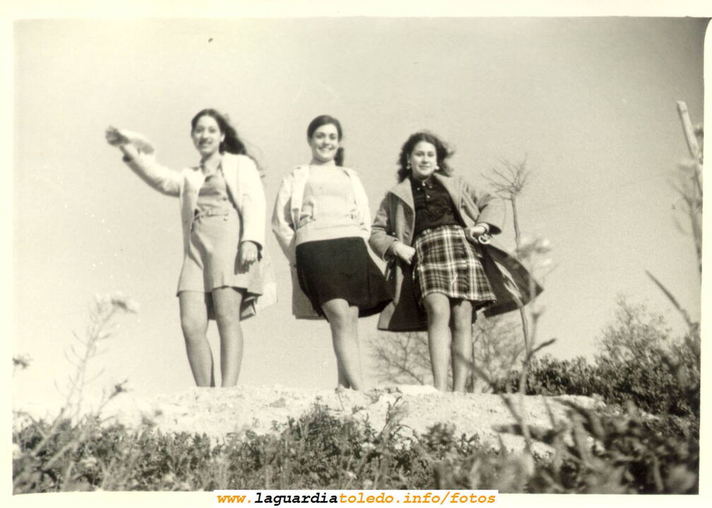 Cuadrilla de muchachas en la punta del Cerro con las minifaldas de la época. Años 70
