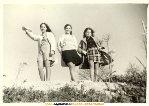 Cuadrilla de muchachas en la punta del Cerro con las minifaldas de la época. Años 70