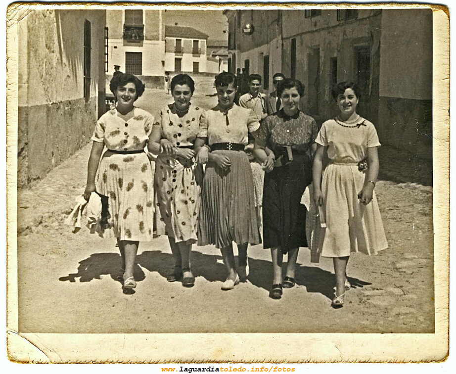 Cuadrilla de jóvenes guardiolas paseando un dia de verano a finales del los 50.