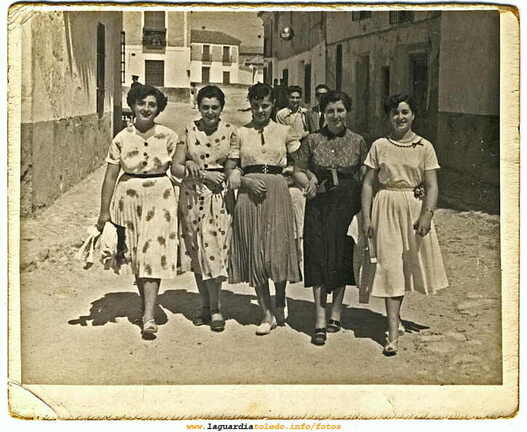 Cuadrilla de jóvenes guardiolas paseando un dia de verano a finales del los 50.