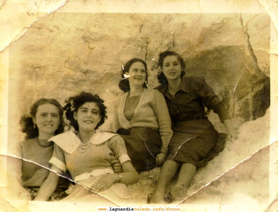 Cuadrilla de mozas en el Santo Niño. Años 50