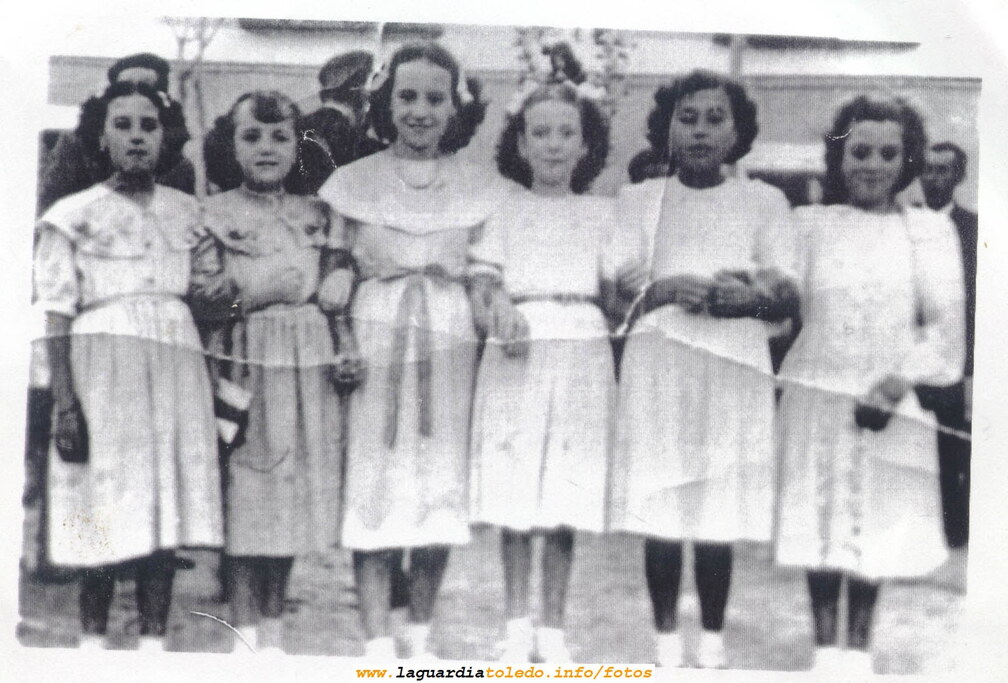 Cuadrilla de niñas posando delante de la carroza del Santo Niño. Años 50