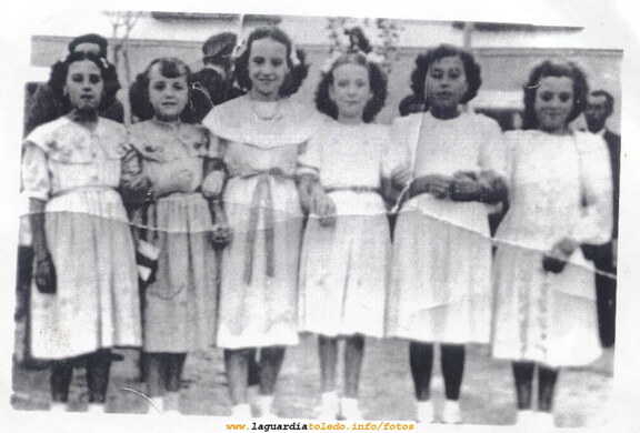 Cuadrilla de niñas posando delante de la carroza del Santo Niño. Años 50