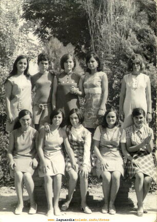 Cuadrilla de amigas posando. Años 60