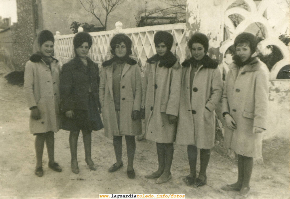 Amigas de la Cañailla en el Paseo Norte (año 65).