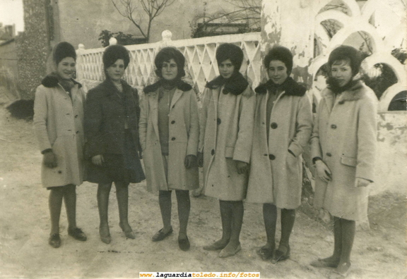 Amigas de la Cañailla en el Paseo Norte (año 65).