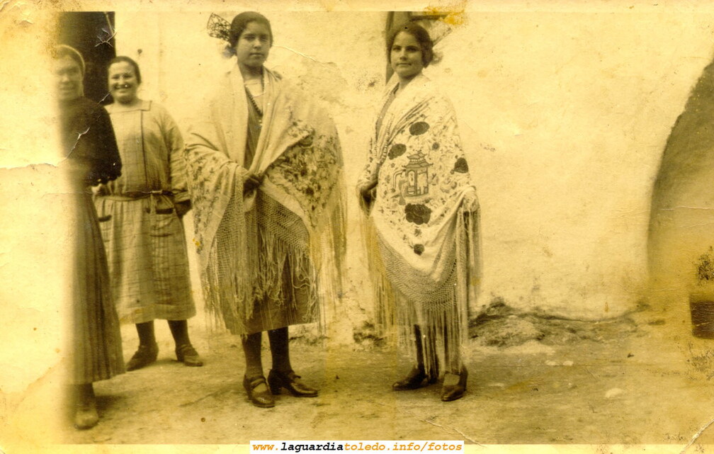 Mozas posando con mantillas. Años 50
