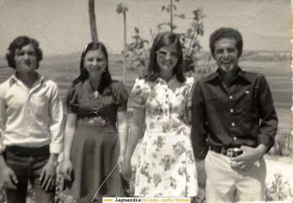 Dos parejas de guardiolos en el cerro. Años 70