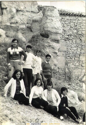 Cuadrilla de muchachas detrás de la Ermita del Santo Niño. Años 60