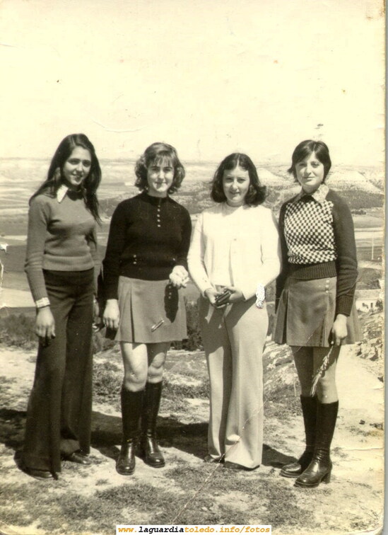 Foto de mozas guardiolas en el cerro. Años 60