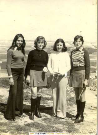 Foto de mozas guardiolas en el cerro. Años 60